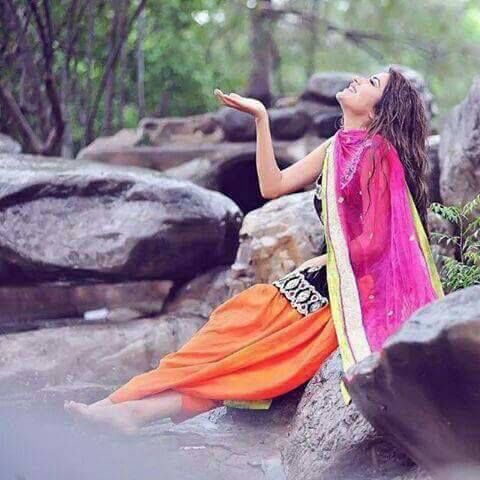 30 Instagram Worthy Saree Poses For Girls That Will Rock Your Next  Photoshoot