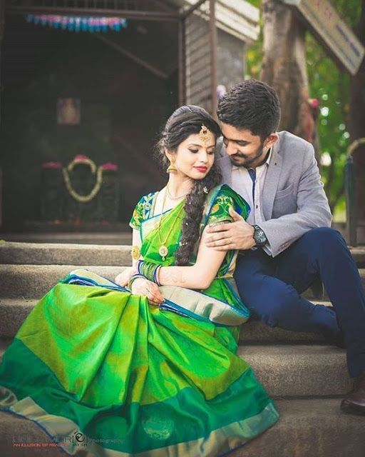 couple pose in saree